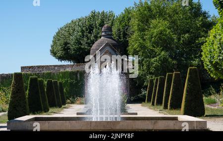 Piccolo edificio relipious nei giardini botanici della Cattedrale di Limoges Francia Foto Stock