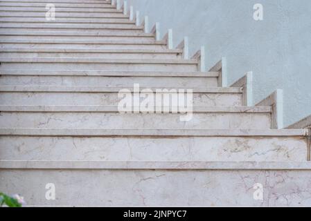 Scala in pietra vuota vicino a muro bianco, foto astratta, architettura. Foto Stock