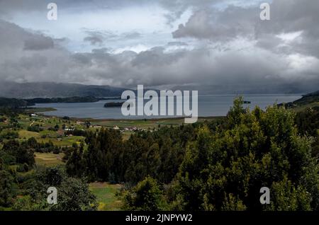 Vista panoramica su un lago con nuvole basse Foto Stock