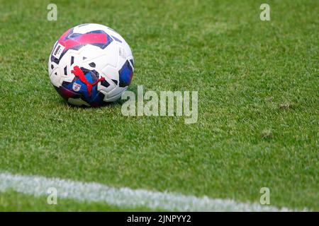 Hull, Regno Unito. 13th ago, 2022. Il Puma EFL match ball a Hull, Regno Unito, il 8/13/2022. (Foto di ben Early/News Images/Sipa USA) Credit: Sipa USA/Alamy Live News Foto Stock