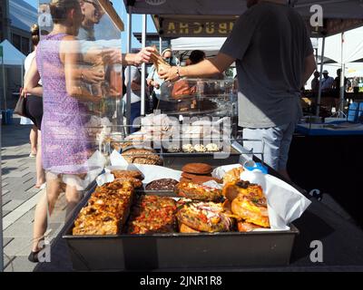 Scene dal mercato agricolo di Lansdowne Place. Merci che cambiano le mani al panificio stalle. Ottawa, ONTARIO, Canada. Foto Stock