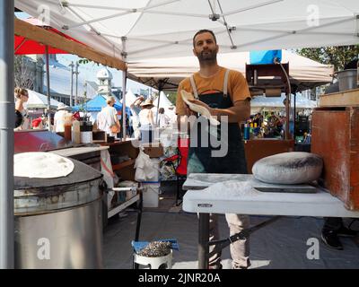 Scene dal mercato agricolo di Lansdowne Place. I ragazzi di Falafel lanciano l'impasto di pita. Ottawa, ONTARIO, Canada. Foto Stock