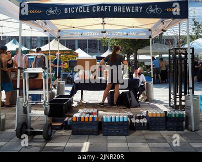 Scene dal mercato agricolo di Lansdowne Place. Tenda birreria Bicycle Craft. Ottawa, ONTARIO, Canada. Foto Stock