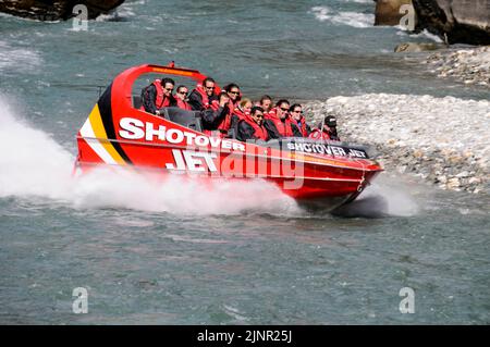 I visitatori possono provare le emozioni ad alta velocità su una barca a fondo piatto Shotover Jet con due motori Mercruiser V8 da 350 CV, che produce un cavallo combinato da 700 cavalli Foto Stock