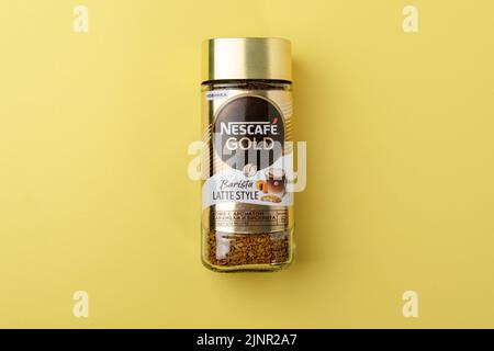 Tyumen, Russia-30 giugno 2022: Caffè torrefatto Nescafe Gold barista stile latte. Caffè in polvere prodotto da Nestle Foto Stock