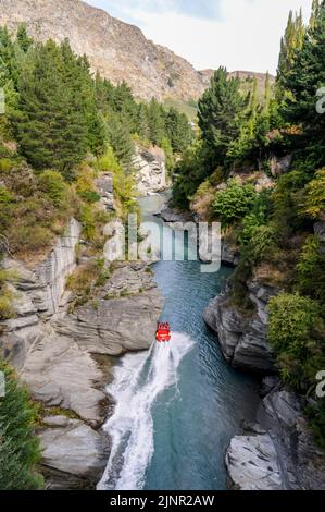 I visitatori possono provare le emozioni ad alta velocità su una barca a fondo piatto Shotover Jet con due motori Mercruiser V8 da 350 CV, che produce un cavallo combinato da 700 cavalli Foto Stock