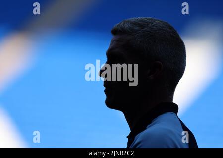 Cardiff, Regno Unito. 13th ago, 2022. Una silhouette di Steve Morison, il gestore della città di Cardiff . Incontro del campionato EFL Skybet, Cardiff City contro Birmingham City al Cardiff City Stadium di Cardiff, Galles, sabato 13th agosto 2022. Questa immagine può essere utilizzata solo per scopi editoriali. Solo per uso editoriale, licenza richiesta per uso commerciale. Nessun utilizzo nelle scommesse, nei giochi o nelle pubblicazioni di un singolo club/campionato/giocatore. pic di Andrew Orchard/Andrew Orchard SPORTS photography/Alamy Live news Credit: Andrew Orchard SPORTS photography/Alamy Live News Foto Stock