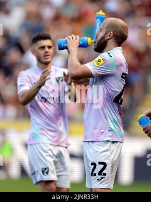 Il Teemu Pukki di Norwich City offre un drink durante la partita di campionato Sky Bet allo stadio MKM di Hull. Data immagine: Sabato 13 agosto 2022. Foto Stock