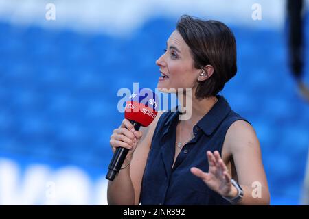 Cardiff, Regno Unito. 13th ago, 2022. Michelle Owen, presentatore di Sky sports TV . Incontro del campionato EFL Skybet, Cardiff City contro Birmingham City al Cardiff City Stadium di Cardiff, Galles, sabato 13th agosto 2022. Questa immagine può essere utilizzata solo per scopi editoriali. Solo per uso editoriale, licenza richiesta per uso commerciale. Nessun utilizzo nelle scommesse, nei giochi o nelle pubblicazioni di un singolo club/campionato/giocatore. pic di Andrew Orchard/Andrew Orchard SPORTS photography/Alamy Live news Credit: Andrew Orchard SPORTS photography/Alamy Live News Foto Stock