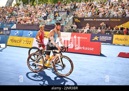 Monaco, Germania. 13th ago, 2022. Il belga Noah Servais ha ritratto in azione durante il Campionato europeo di Triathlon MEN Monaco 2022, a Monaco di Baviera, Germania, sabato 13 agosto 2022. La seconda edizione dei Campionati europei si svolge dal 11 al 22 agosto e prevede nove sport. FOTO DI BELGA ERIC LALMAND Credit: Belga News Agency/Alamy Live News Foto Stock