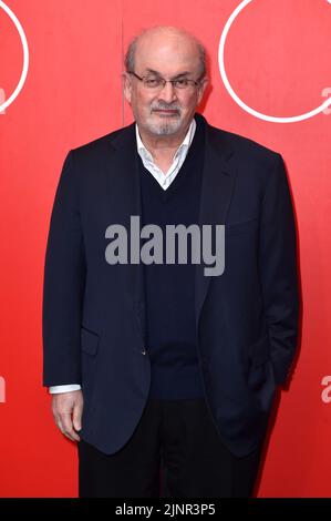 Foto del file datata 24/10/18 di Sir Salman Rushdie che è stato fatto un compagno d'onore per i servizi alla letteratura nella lista dei successi del compleanno della Regina. Sir Salman Rushdie è in ventilatore e può perdere un occhio dopo essere stato pugnalato sul palco nello stato di New York. Secondo il New York Times, l’autore britannico, nato in India, di 75 anni, ha subito danni al braccio e al fegato. Data di emissione: Sabato 13 agosto 2022. Foto Stock