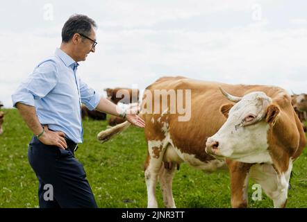 CEM Oezdemir (Bündnis 90/Die Grünen), Ministro federale dell'agricoltura e dell'alimentazione, visita un'azienda agricola Demeter a Holzkirchen, 16 giugno 2022. Foto Stock