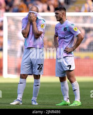 Teemu Pukki e Milot Rashica di Norwich City (a destra) appaiono sconsolati dopo aver concedono il gol di apertura durante la partita del Campionato Sky Bet allo Stadio MKM di Hull. Data immagine: Sabato 13 agosto 2022. Foto Stock