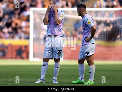 Teemu Pukki e Milot Rashica di Norwich City (a destra) appaiono sconsolati dopo aver concedono il gol di apertura durante la partita del Campionato Sky Bet allo Stadio MKM di Hull. Data immagine: Sabato 13 agosto 2022. Foto Stock