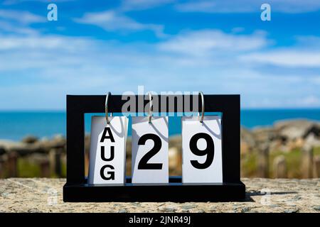 Agosto 29 calendario data testo su cornice di legno con sfondo sfocato dell'oceano. Informazioni sulla data del calendario. Foto Stock