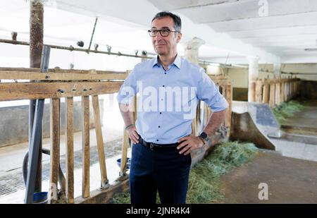 CEM Oezdemir (Bündnis 90/Die Grünen), Ministro federale dell'agricoltura e dell'alimentazione, visita un'azienda agricola Demeter a Holzkirchen, 16 giugno 2022. Foto Stock