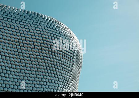 Le curve e i dischi in alluminio dell'edificio Selfridges presso il centro commerciale Bullring di Birmingham, Regno Unito Foto Stock