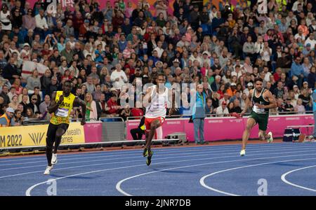 Joseph Paul Amoah del Ghana, Zharnel Hughes dell’Inghilterra e Shajar Abbas del Pakistan in gara per la finale maschile del 200m ai Commonwealth Games di Alex Foto Stock