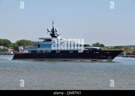 Lo Yacht di lusso SLIPSTREAM costruito da CMN è visto dirigersi verso il Tamigi, sul suo modo di trascorrere alcuni giorni a Londra Foto Stock