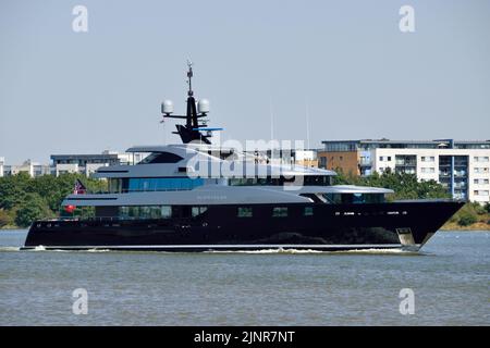 Lo Yacht di lusso SLIPSTREAM costruito da CMN è visto dirigersi verso il Tamigi, sul suo modo di trascorrere alcuni giorni a Londra Foto Stock