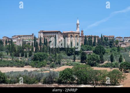 Una veduta della città collinare di Pienza in Toscana Foto Stock