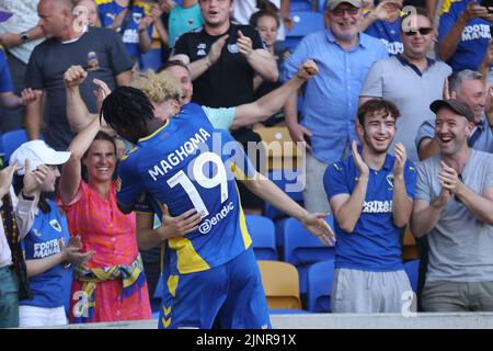 I giocatori di Wimbledon festeggiano dopo i punteggi di Nathan Young-Coombes durante la partita della Sky Bet League Two al Cherry Red Records Stadium, Londra. Data immagine: Sabato 13 agosto 2022. Foto Stock