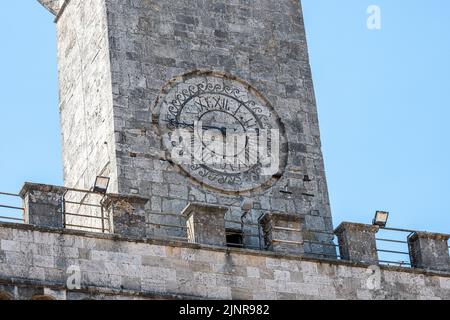 Facciata dell'orologio sul Palazzo Comunale, o municipio, Montepulciano, Italia Foto Stock