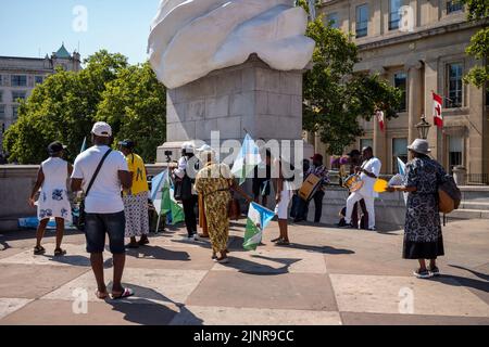 13 agosto 2022, Trafalgar Square Londra UK. Gli abitanti della nazione Yoruba, che vivono in alcune parti della Nigeria protestando con la musica contro le condizioni in Nigeria: Nessuna democrazia, nessuna giustizia, il governo di Buhari è morto, e che Buhari è un terrorista. Foto Stock