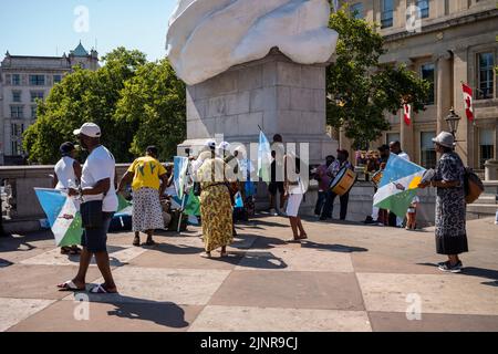 13 agosto 2022, Trafalgar Square Londra UK. Gli abitanti della nazione Yoruba, che vivono in alcune parti della Nigeria protestando con la musica contro le condizioni in Nigeria: Nessuna democrazia, nessuna giustizia, il governo di Buhari è morto, e che Buhari è un terrorista. Foto Stock