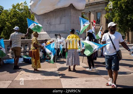 13 agosto 2022, Trafalgar Square Londra UK. Gli abitanti della nazione Yoruba, che vivono in alcune parti della Nigeria protestando con la musica contro le condizioni in Nigeria: Nessuna democrazia, nessuna giustizia, il governo di Buhari è morto, e che Buhari è un terrorista. Foto Stock