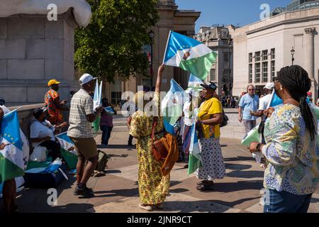 13 agosto 2022, Trafalgar Square Londra UK. Gli abitanti della nazione Yoruba, che vivono in alcune parti della Nigeria protestando con la musica contro le condizioni in Nigeria: Nessuna democrazia, nessuna giustizia, il governo di Buhari è morto, e che Buhari è un terrorista. Foto Stock