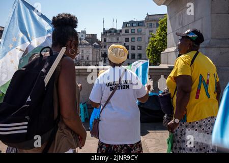 13 agosto 2022, Trafalgar Square Londra UK. Gli abitanti della nazione Yoruba, che vivono in alcune parti della Nigeria protestando con la musica contro le condizioni in Nigeria: Nessuna democrazia, nessuna giustizia, il governo di Buhari è morto, e che Buhari è un terrorista. Foto Stock