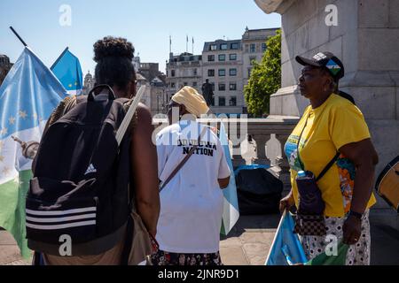 13 agosto 2022, Trafalgar Square Londra UK. Gli abitanti della nazione Yoruba, che vivono in alcune parti della Nigeria protestando con la musica contro le condizioni in Nigeria: Nessuna democrazia, nessuna giustizia, il governo di Buhari è morto, e che Buhari è un terrorista. Foto Stock