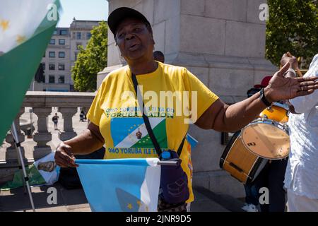 13 agosto 2022, Trafalgar Square Londra UK. Gli abitanti della nazione Yoruba, che vivono in alcune parti della Nigeria protestando con la musica contro le condizioni in Nigeria: Nessuna democrazia, nessuna giustizia, il governo di Buhari è morto, e che Buhari è un terrorista. Foto Stock