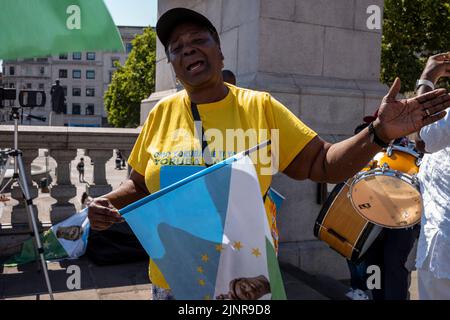 13 agosto 2022, Trafalgar Square Londra UK. Gli abitanti della nazione Yoruba, che vivono in alcune parti della Nigeria protestando con la musica contro le condizioni in Nigeria: Nessuna democrazia, nessuna giustizia, il governo di Buhari è morto, e che Buhari è un terrorista. Foto Stock