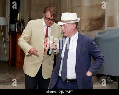 Giles Wood e Harry Mount a pranzo per il 75th° compleanno della Duchessa di Cornovaglia Foto Stock