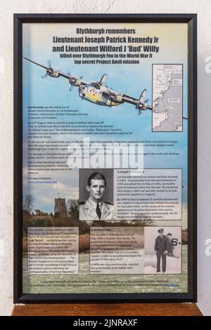 Un poster ricordo per Joe Kennedy Jr, fratello del presidente degli Stati Uniti John F. Kennedy nella chiesa della Santissima Trinità, Blythburgh, Suffolk, Inghilterra Foto Stock