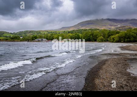 La riva nord del lago Coniston in un pomeriggio d'estate, Cumbria, Inghilterra Foto Stock