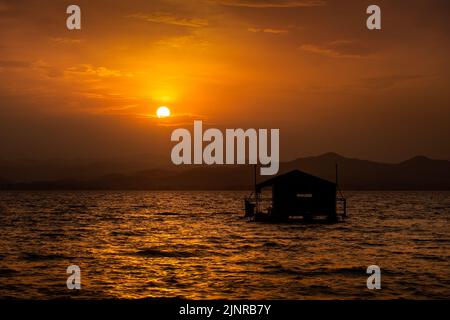 Tramonto, bellissimo paesaggio, montagne in dighe, grandi serbatoi e zattere galleggianti. Foto Stock