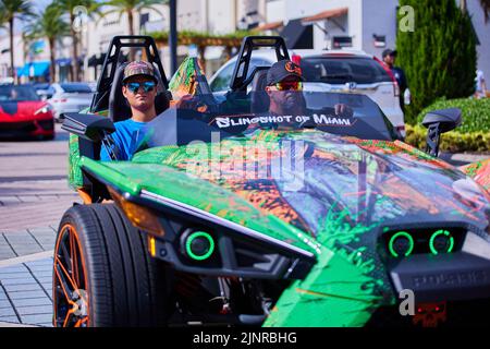 Pembroke Pines, Florida, Stati Uniti. 13th agosto 2022. Supercar Saturday Florida si svolge il secondo sabato di ogni mese presso il centro commerciale Pembroke Pines. Lamborghini, Bugatti, Ferrari, Corvette, Tesla, Petronas-AMG, Aston Martin, BMW, Jaguar, Porsche, Lotus, McLaren, Bentley, Pagani, Audi, Maserati, i proprietari e gli appassionati di Rolls Royce rappresentano i migliori marchi di auto di lusso. Credit: Yaroslav Sabitov/YES Market Media/Alamy Live News Foto Stock