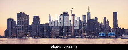 Panorama di Manhattan al tramonto, tonalità cromatiche applicate, New York City, USA Foto Stock