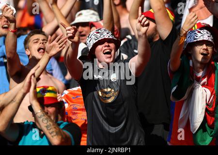 I fan di Swansea City festeggiano dopo che Joel Latibeaudiere di Swansea City (non illustrato) ha ottenuto il primo goal del gioco durante la partita del Campionato Sky Bet a Bloomfield Road, Blackpool. Data immagine: Sabato 13 agosto 2022. Foto Stock