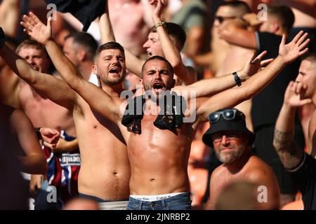 I fan di Swansea City festeggiano dopo che Joel Latibeaudiere di Swansea City (non illustrato) ha ottenuto il primo goal del gioco durante la partita del Campionato Sky Bet a Bloomfield Road, Blackpool. Data immagine: Sabato 13 agosto 2022. Foto Stock