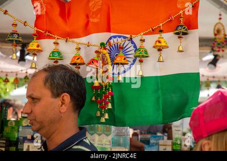 Mosca, Russia. 13th agosto 2022. Bandiera dell'India su un banco di merci indiane al mercato del festival India Day che si svolge nel Parco Dream Island di Mosca, Russia Foto Stock