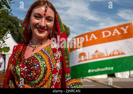 Mosca, Russia. 13th agosto 2022. Una donna che indossa il costume nazionale indiano partecipa al festival India Day che si svolge nel Dream Island Park di Mosca, Russia Foto Stock