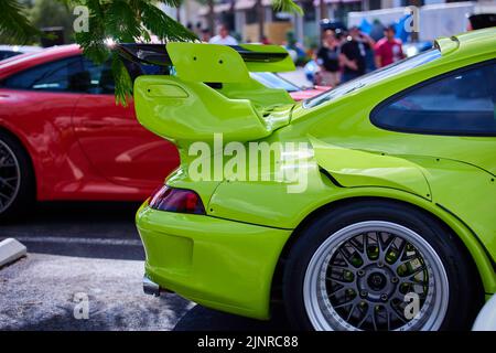 Pembroke Pines, Florida, Stati Uniti. 13th agosto 2022. Supercar Saturday Florida si svolge il secondo sabato di ogni mese presso il centro commerciale Pembroke Pines. Lamborghini, Bugatti, Ferrari, Corvette, Tesla, Petronas-AMG, Aston Martin, BMW, Jaguar, Porsche, Lotus, McLaren, Bentley, Pagani, Audi, Maserati, i proprietari e gli appassionati di Rolls Royce rappresentano i migliori marchi di auto di lusso. Credit: Yaroslav Sabitov/YES Market Media/Alamy Live News Foto Stock