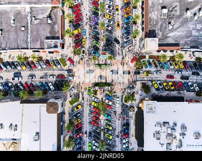 Pembroke Pines, Florida, Stati Uniti. 13th agosto 2022. Supercar Saturday Florida si svolge il secondo sabato di ogni mese presso il centro commerciale Pembroke Pines. Lamborghini, Bugatti, Ferrari, Corvette, Tesla, Petronas-AMG, Aston Martin, BMW, Jaguar, Porsche, Lotus, McLaren, Bentley, Pagani, Audi, Maserati, i proprietari e gli appassionati di Rolls Royce rappresentano i migliori marchi di auto di lusso. Credit: Yaroslav Sabitov/YES Market Media/Alamy Live News Foto Stock