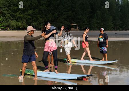 Gli studenti di surf prendono lezioni sulla spiaggia con i loro insegnanti a Khao Lak, l'unico luogo conosciuto per il surf in Thailandia. Per far crescere il turismo nelle aree poco servite della Thailandia, l'agenzia di marketing del paese, l'autorità per il turismo della Thailandia (TAT), ha lanciato campagne per promuovere il turismo internazionale nel sud come parte della sua campagna 'Amazing New Chapters'. Questa parte specifica della campagna si rivolge a Phuket, Phangan e Khao Lak, un'area nota per essere l'unico luogo dove fare surf in Thailandia. (Foto di Matt Hunt/SOPA Images/Sipa USA) Foto Stock