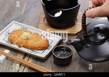 Modo consigliato di bere imo-shochu (liquore distillato di patate dolci giapponesi) Foto Stock