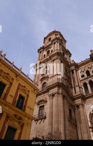 Frammento simmetrico di architettura della Torre del Duomo. La Cattedrale di Malaga è un punto di riferimento nazionale. Centro storico di Malaga, Andalusia, sud S Foto Stock